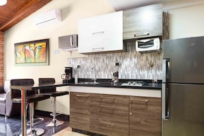 Fridge, microwave, stovetop, coffee/tea maker - The Lofts @ 11 - 1 Bedroom AC, Hot Tub, Wifi, and loft office. Apt 202 (Medellín)