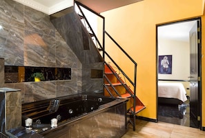 1 bedroom, in-room safe, desk, iron/ironing board - The Lofts @ 11 - 1 Bedroom AC, Hot Tub, Wifi, and loft office. Apt 202 (Medellín)