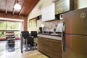 Refrigerador, microondas, parrilla de estufa y cafetera y tetera 