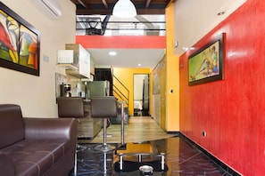 TV - The Lofts @ 11 - 1 Bedroom AC, Hot Tub, Wifi, and loft office.  Apt 202 (Medellín)