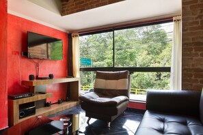 TV - The Lofts @ 11 - 1 Bedroom AC, Hot Tub, Wifi, and loft office. Apt 202 (Medellín)