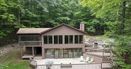 Dogwood Knoll - wifi, pool access, fireplace, grill, hiking, king bed