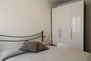 2 bedrooms, desk, iron/ironing board, travel crib