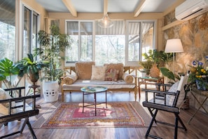 Smart TV, DVD player - Southern charm near downtown (Hendersonville)