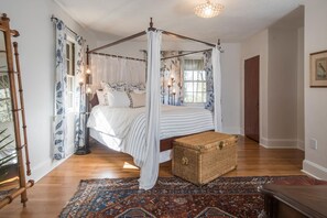 2 bedrooms, iron/ironing board, WiFi, bed sheets - Southern charm near downtown (Hendersonville)