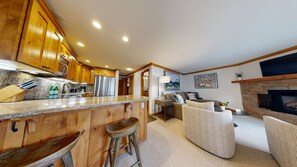 Televisión de pantalla plana y chimenea 