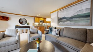 Televisión de pantalla plana y chimenea 