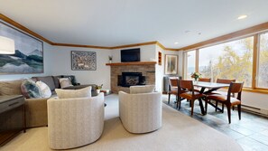 Televisión de pantalla plana y chimenea 