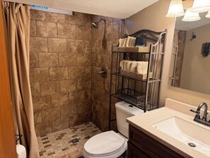 Dusche, Haartrockner, Handtücher, Toilettenpapier
