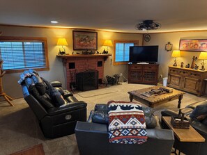 Smart TV, caminetto, lettore DVD, libri