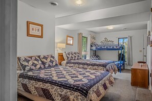 5 bedrooms, desk, free WiFi, bed sheets