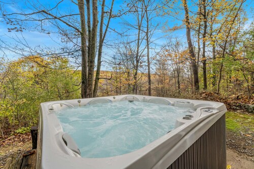 Serendipity - Hot Tub | Pets | Fire Pit | Pool Access | Grill | Wifi | Deck