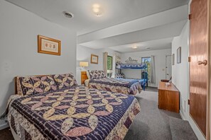 5 makuuhuonetta, työpöytä, ilmainen Wi-Fi, vuodevaatteet