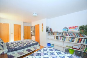 5 bedrooms, desk, free WiFi, bed sheets