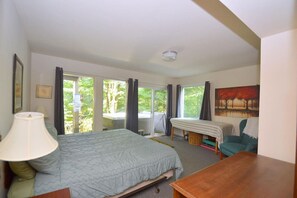 5 bedrooms, desk, free WiFi, bed sheets - Serendipity - Group Gatherings for Epic Memories! (Berkeley Springs)