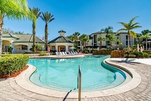 Una piscina al aire libre, una piscina climatizada