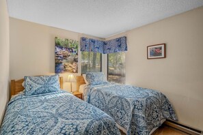 3 habitaciones, escritorio, tabla de planchar con plancha y wifi gratis 