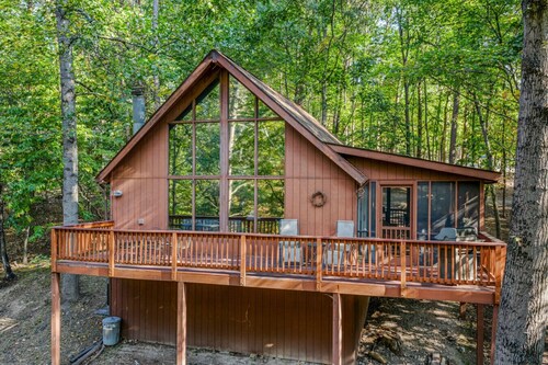 Fox Hollow - hot tub, pet friendly, wifi, golf, pool access, fireplace, grill