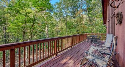 Upea Chalet Hot Tub kätkeytyneenä Woods Resort