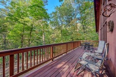 Fox Hollow - hot tub, pet friendly, wifi, golf, pool access, fireplace, grill