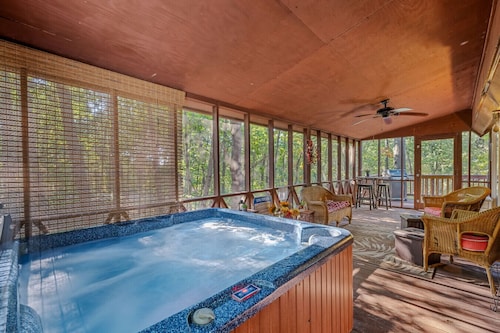 Fox Hollow - hot tub, pet friendly, wifi, golf, pool access, fireplace, grill
