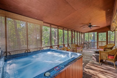 Fox Hollow - hot tub, pet friendly, wifi, golf, pool access, fireplace, grill