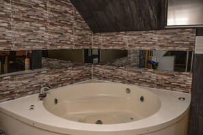 Dusche, Haartrockner, Handtücher, Toilettenpapier