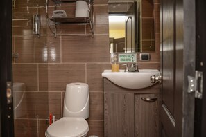 Dusche, Haartrockner, Handtücher, Toilettenpapier