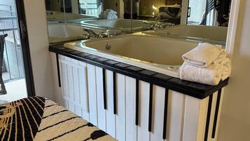 1 slaapkamer, een strijkplank/strijkijzer, wifi, beddengoed