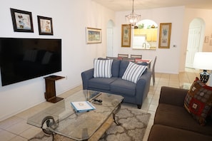 Een televisie, een dvd-speler, tafelvoetbal en een tafeltennistafel