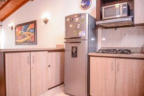 Geladeira, micro-ondas, cooktop, cafeteira/chaleira