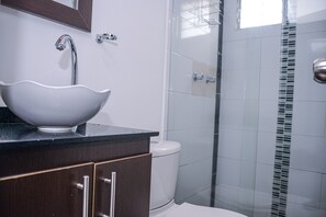 Dusche, Haartrockner, Handtücher