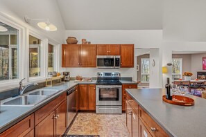 Kylskåp, mikrovågsugn, ugn och spishäll