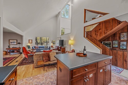 Black Forest - wifi, pets, grill, screen porch, fireplace, pool access, hiking