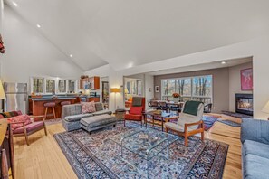 Tv, eldstad, dvd-spelare och böcker