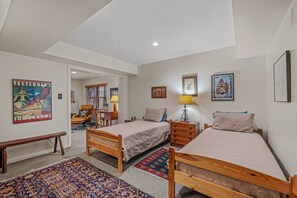 5 室のベッドルーム、デスク、WiFi (無料)、ベッドシーツ