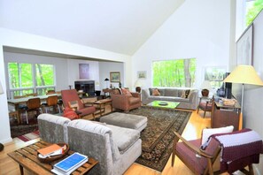 Fernseher, Kamin, DVD-Player, Bücher