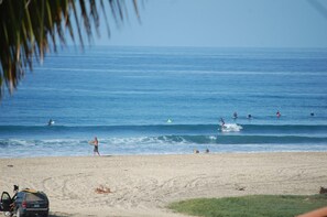 En la playa, camastros y toallas de playa 