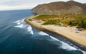 Plage, chaises longues, serviettes de plage