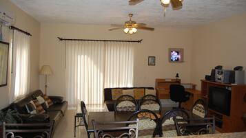 Una Smart TV, un reproductor de DVD