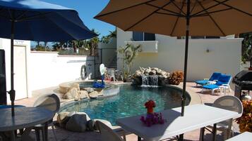 Piscine à débordement, piscine chauffée