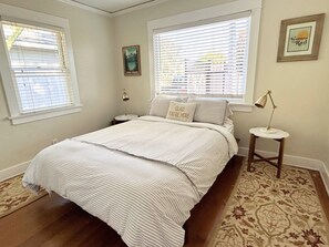 2 室のベッドルーム、デスク、アイロン / アイロン台、旅行用ベビーベッド