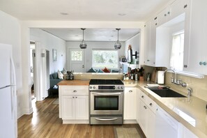 冷蔵庫、電子レンジ、オーブン、コンロ