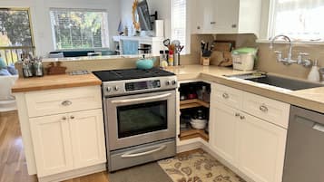 雪櫃、微波爐、焗爐、爐具