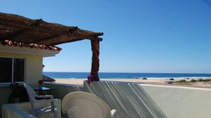 Un balcó amb vista a la platja i l'oceà.