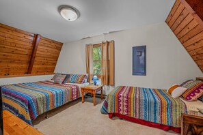 2 bedrooms, desk, free WiFi, bed sheets - Cozy - wifi, wood stove, deck, screen porch, pool access, hiking, king (Berkeley Springs)