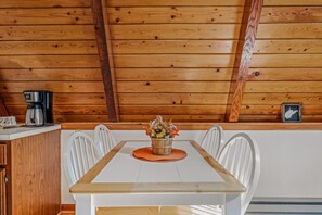 Dining - Cozy - wifi, wood stove, deck, screen porch, pool access, hiking, king (Berkeley Springs)