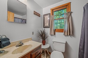 Towels - Cozy - wifi, wood stove, deck, screen porch, pool access, hiking, king (Berkeley Springs)