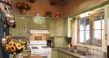 Amplio, iluminado por el sol Casita en el corazón del histórico Taos!