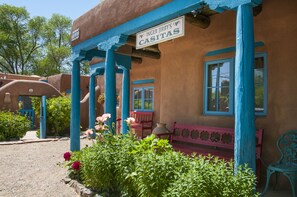 Property grounds - Spacious, Sunlit Adobe Casita #6 / B&B in the Heart of Historic Taos! (Taos)
